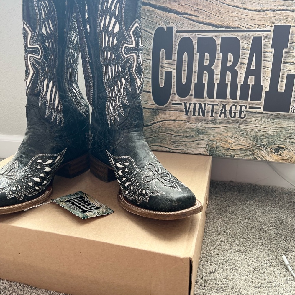 NBW never worn Corral Cowboy Boots. ‘Lois’ style black & white cross square toe.